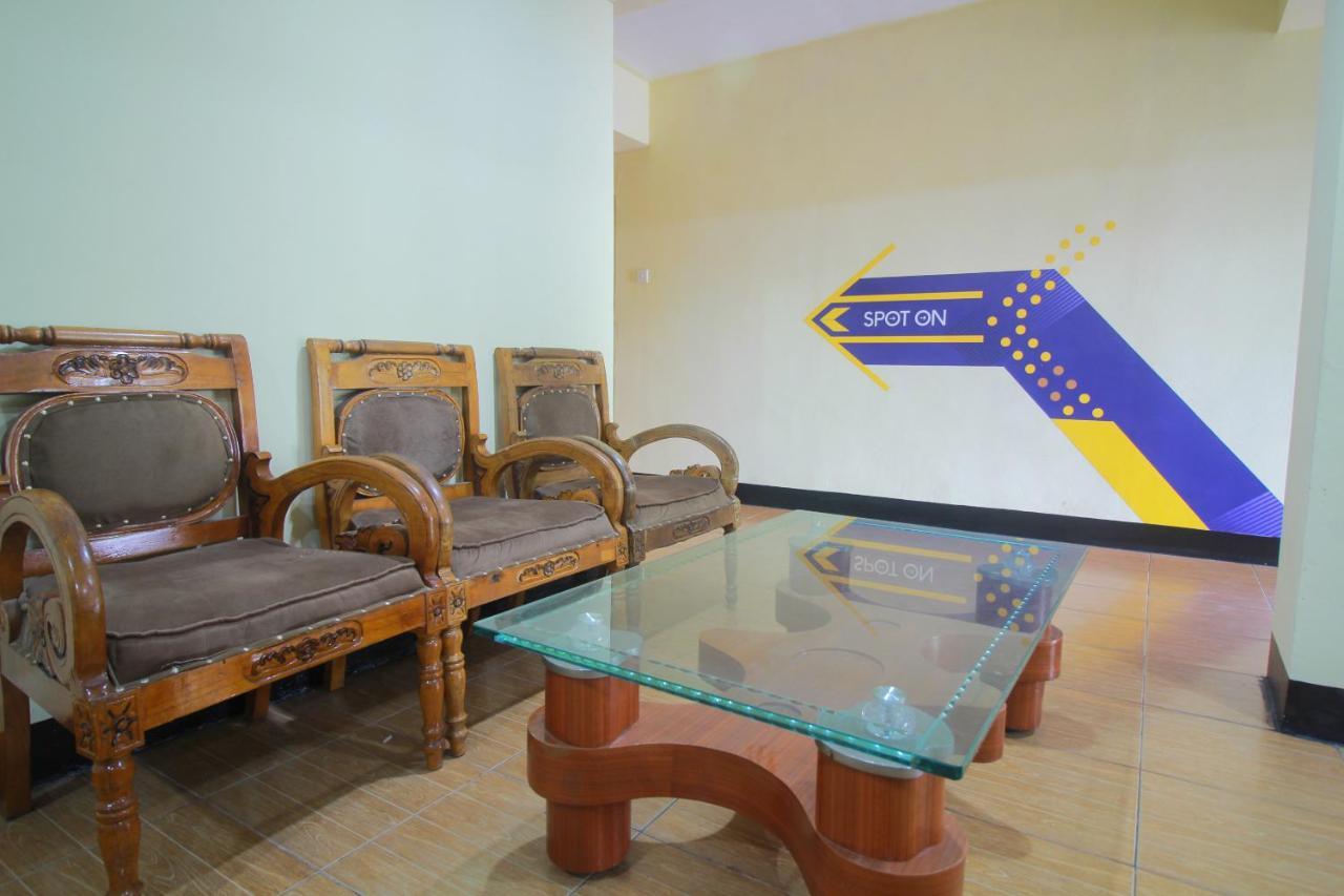 Spot On 2305 Andys Nur Penginapan Dumai Exterior foto