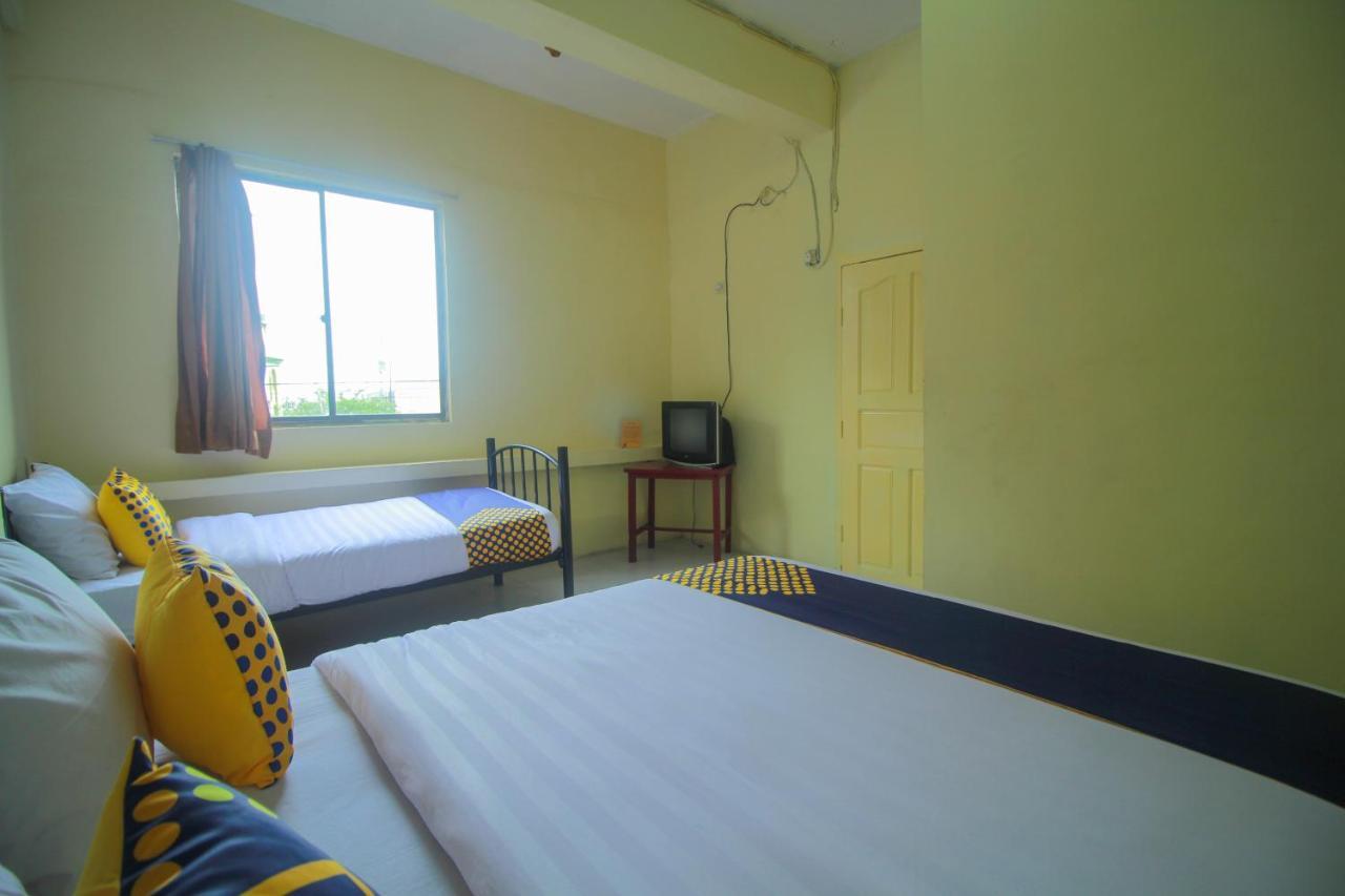 Spot On 2305 Andys Nur Penginapan Dumai Exterior foto