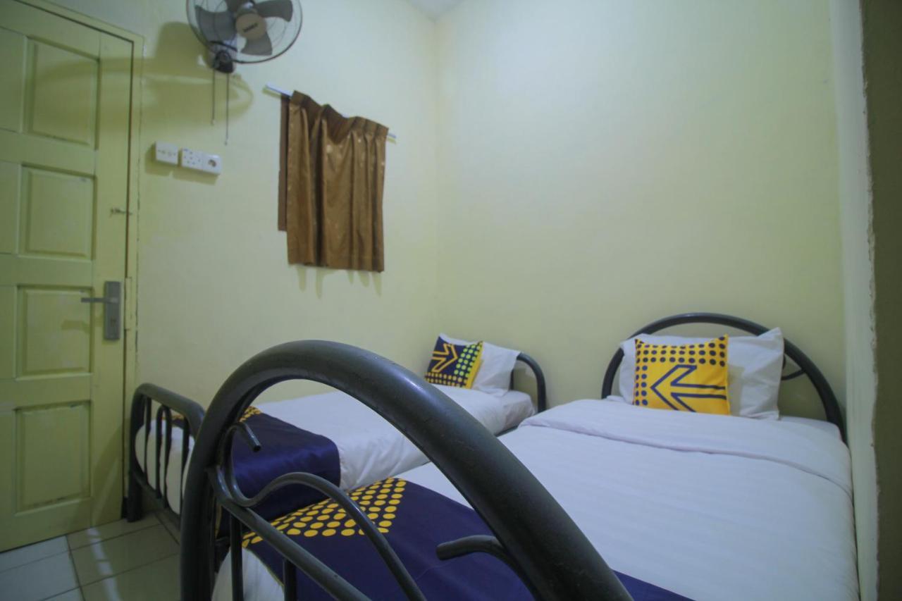 Spot On 2305 Andys Nur Penginapan Dumai Exterior foto